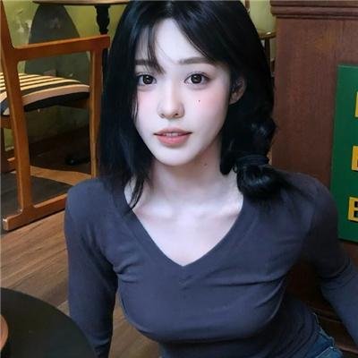 泳池里的男孩